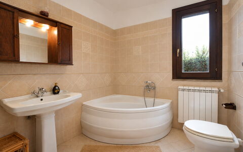 Villa Margi: Badezimmer, Armatur, Flooring, Wand, Interior Design, Fussboden, Sinken, Zapfhahn, Badewanne, Bad Sink