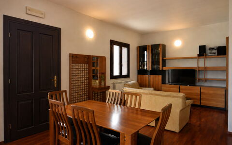 Villa Margi: Möbel, Flooring, Interior Design, Fussboden, Holz, Decke, Holzboden, Tabelle, Zimmer, Beleuchtung
