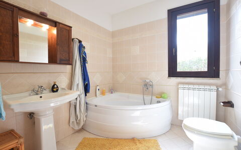 Villa Margi: Badezimmer, Flooring, Armatur, Interior Design, Fussboden, Badewanne, Zapfhahn, Installation, Sinken, Toilette