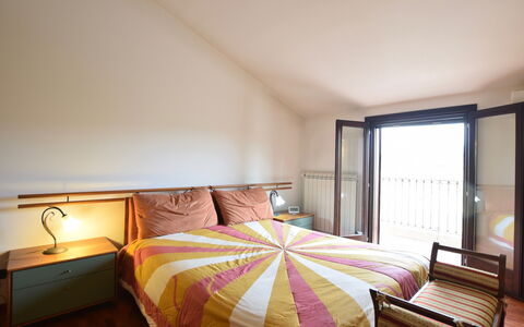 Villa Margi: Bett, Möbel, Interior Design, Schlafzimmer, Fussboden, Flooring, Bedding, Zimmer, Bettdecke, Wand