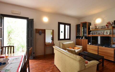 Villa Margi: Möbel, Interior Design, Flooring, Holz, Fussboden, Decke, Tabelle, Zimmer, Wohnzimmer, Stuhl