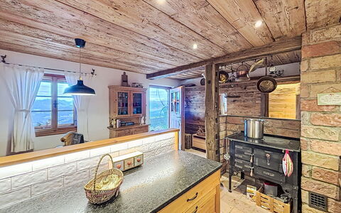 Mirnock-Chalet: Holz, Decke, Küche, Interior Design, Flooring, Countertop, Light Fixture, Fussboden, Zimmer, Möbel