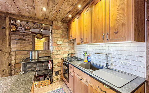 Mirnock-Chalet: Küche, Holz, Decke, Flooring, Interior Design, Countertop, Cabinetry, Küchengerät, Fussboden, Möbel