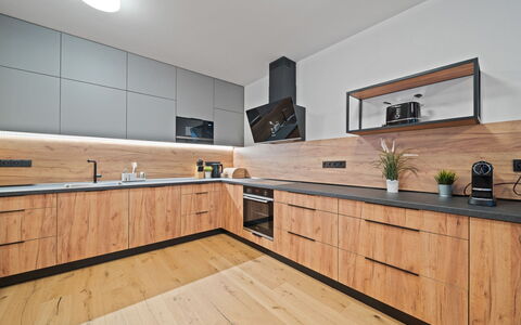 Na Kovárně: Countertop, Cabinetry, Flooring, Küche, Holz, Interior Design, Möbel, Fussboden, Holzboden, Küchengerät