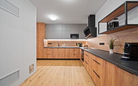 Na Kovárně: Countertop, Küche, Flooring, Holz, Interior Design, Cabinetry, Möbel, Fussboden, Decke, Holzboden