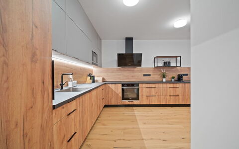 Na Kovárně: Countertop, Küche, Flooring, Interior Design, Cabinetry, Holz, Möbel, Fussboden, Küchengerät, Decke