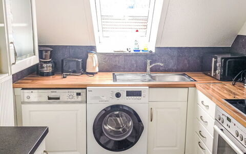 Breite Straße: Waschmaschine, Major Appliance, Flooring, Wäschetrockner, Küchengerät, Küche, Haushaltsgerät, Wäschekammer, Fussboden, Interior Design