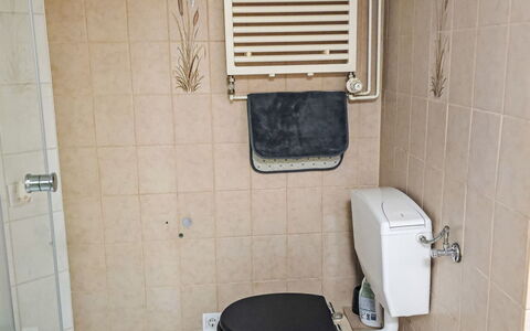 Breite Straße: Toilleten Sitz, Toilette, Badezimmer, Armatur, Flooring, Fussboden, Installation, Interior Design, Fliese, Sinken