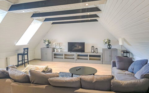 Breite Straße: Interior Design, Flooring, Holz, Decke, Möbel, Fussboden, Dachboden, Beleuchtung, Zimmer, Wohnzimmer
