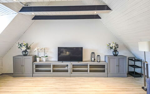 Breite Straße: Flooring, Holz, Interior Design, Fussboden, Möbel, Decke, Zimmer, Wohnzimmer, Cabinetry, Holzboden