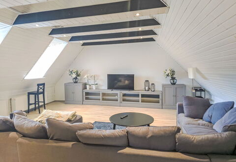 Breite Straße: Interior Design, Flooring, Holz, Decke, Möbel, Fussboden, Dachboden, Beleuchtung, Zimmer, Wohnzimmer