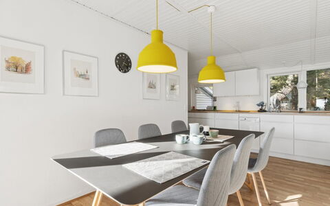 Adde - 150M from the Sea: Möbel, Interior Design, Flooring, Holz, Stuhl, Fussboden, Decke, Light Fixture, Küche & Esszimmer Tisch, Esszimmer