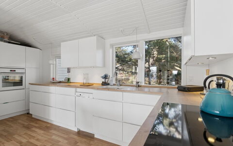 Adde - 150M from the Sea: Flooring, Holz, Küche, Interior Design, Countertop, Fussboden, Decke, Holzboden, Küchengerät, Major Appliance