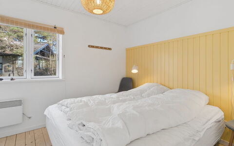 Adde - 150M from the Sea: Holz, Schlafzimmer, Bett, Decke, Interior Design, Fussboden, Möbel, Flooring, Bedding, Zuhause