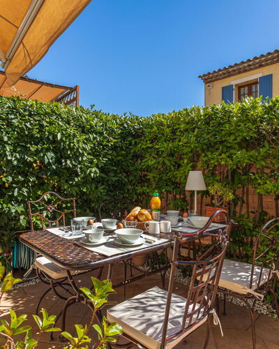 Les Migraniers 2: Möbel, Gartenmöbel, Tisch Im Freien, Stuhl, Tabelle, Garten, Hinterhof, Schatten, Terrasse, Eco Hotel