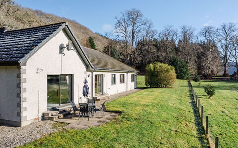 Glenmoriston Estate (2 Cottages): Möbel, Gartenmöbel, Tisch Im Freien, Stuhl, Tabelle, Garten, Hinterhof, Schatten, Terrasse, Eco Hotel