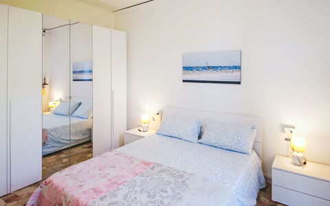 Olli: Möbel, Interior Design, Fussboden, Flooring, Bett, Schlafzimmer, Holz, Zimmer, Bettdecke, Bedding