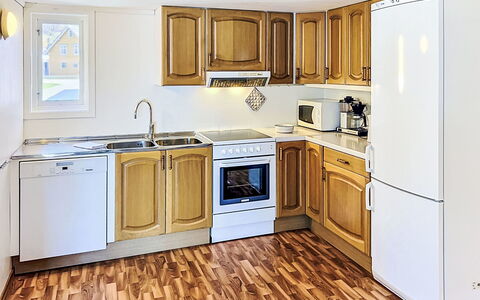 Floren: Küchengerät, Küche, Major Appliance, Countertop, Flooring, Cabinetry, Holz, Interior Design, Fussboden, Möbel