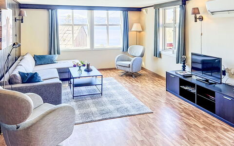 Floren: Möbel, Interior Design, Flooring, Couch, Fussboden, Decke, Zimmer, Wohnzimmer, Wohnung, Beleuchtung