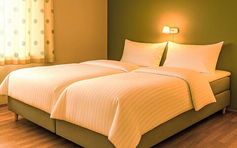 Floren: Interior Design, Schlafzimmer, Bett, Möbel, Bettdecke, Holz, Bedding, Gelb, Fussboden, Flooring