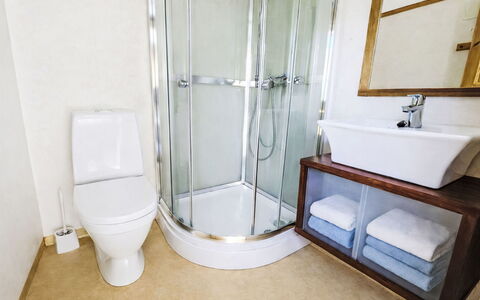 Mjølkerommet: Fussboden, Flooring, Interior Design, Armatur, Badezimmer, Zimmer, Bad Sink, Installation, Möbel, Toilette