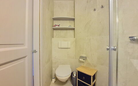 Manila 7: Wand, Flooring, Badezimmer, Armatur, Fussboden, Interior Design, Toilette, Bad Sink, Installation, Zimmer