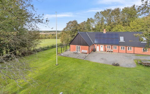 Sigbritt - 3.7Km from the Sea: Möbel, Holz, Interior Design, Flooring, Fussboden, Stuhl, Zimmer, Decke, Wohnzimmer, Wohnung