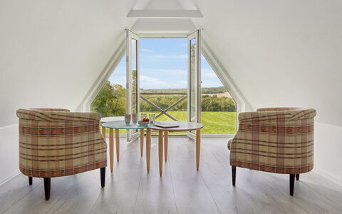 Sigbritt - 3.7Km from the Sea: Möbel, Holz, Interior Design, Flooring, Fussboden, Stuhl, Zimmer, Decke, Wohnzimmer, Wohnung