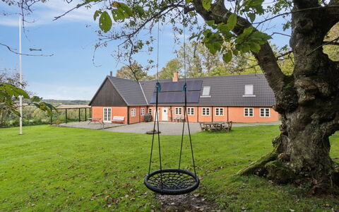Sigbritt - 3.7Km from the Sea: Gras, Zuhause, Hütte, Schatten, Rasen, Bauernhaus, Garten, Garten, Estate, Hinterhof