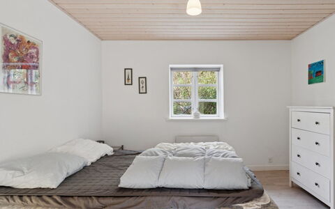 Sigbritt - 3.7Km from the Sea: Möbel, Bett, Interior Design, Schlafzimmer, Flooring, Fussboden, Holz, Decke, Bedding, Bettdecke