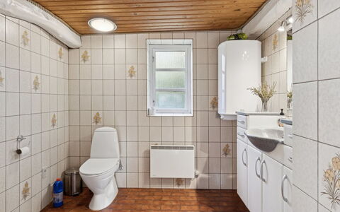 Sigbritt - 3.7Km from the Sea: Flooring, Armatur, Holz, Fussboden, Badezimmer, Interior Design, Installation, Toilette, Toilleten Sitz, Sinken
