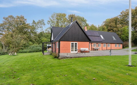 Sigbritt - 3.7Km from the Sea: Gras, Dach, Strauch, Haus, Hütte, Grundstueck, Zuhause, Rasen, Einfach, Garten