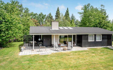 Arild - 700M from the Sea: Gras, Haus, Dach, Strauch, Zuhause, Hütte, Wohngebiet, Ground, Rasen, Garten