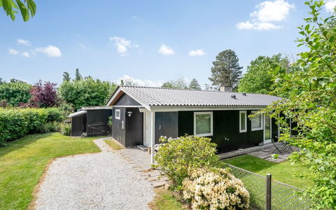 Arild - 700M from the Sea: Haus, Wohngebiet, Zuhause, Dach, Hütte, Rasen, Estate, Auffahrt, Abstellgleis, Garten