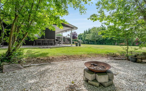 Arild - 700M from the Sea: Strauch, Garten, Ground, Schatten, Landscaping, Rasen, Hinterhof, Hütte, Garten, Auffahrt