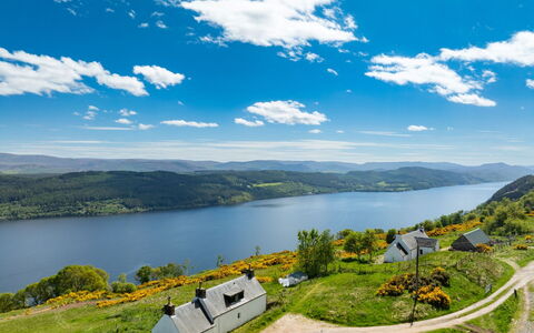 Bunloit Combi: Gewässer, Bergforms, Natürliche Landschaft, Hügel, Hochland, Berg, Landschaft, Wiese, Wolke, Bank