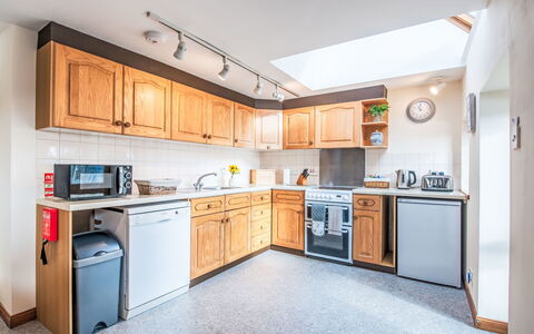 Bunloit Combi: Küche, Major Appliance, Küchengerät, Holz, Countertop, Interior Design, Decke, Möbel, Cabinetry, Zimmer