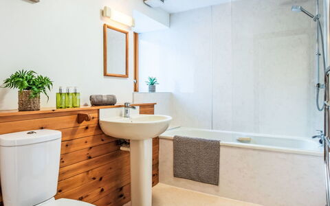 Bunloit Combi: Badezimmer, Toilleten Sitz, Armatur, Toilette, Bad Sink, Flooring, Sinken, Fussboden, Interior Design, Zapfhahn