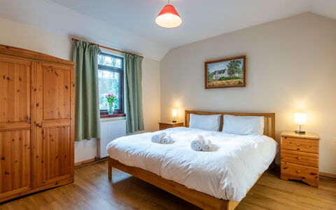 Fishermans Riverside Combi: Bett, Schlafzimmer, Holz, Bettdecke, Bedding, Bettrahmen, Möbel, Interior Design, Decke, Nachttisch