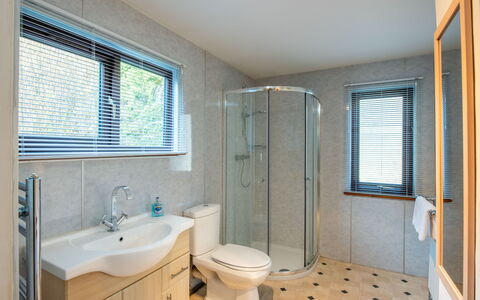 Fishermans Riverside Combi: Badezimmer, Armatur, Flooring, Interior Design, Fussboden, Sinken, Zapfhahn, Installation, Badezimmerschrank, Bad Sink