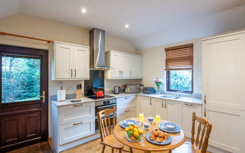 Fishermans Riverside Combi: Möbel, Interior Design, Küchengerät, Küche, Cabinetry, Flooring, Holz, Countertop, Decke, Major Appliance