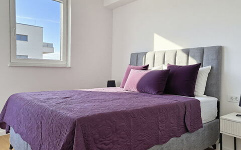 Karlo: Bett, Möbel, Bedding, Schlafzimmer, Bettdecke, Interior Design, Linens, Flooring, Fussboden, Textil