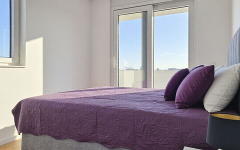 Karlo: Bett, Interior Design, Möbel, Schlafzimmer, Flooring, Fussboden, Holz, Zimmer, Bettdecke, Bedding