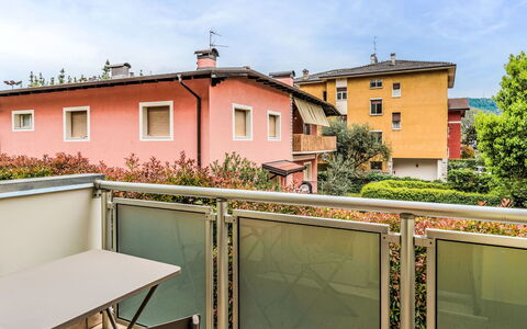 Family and Friends: Wohnung, Balkon