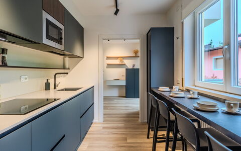 Family and Friends: Küche, Interior Design, Countertop, Flooring, Holz, Decke, Cabinetry, Möbel, Küchengerät, Zuhause