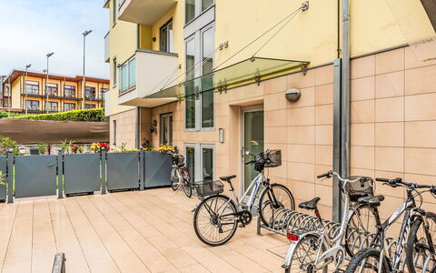 Family and Friends: Wohnung, Verbundwerkstoff, Eigentumswohnung, Fahrrad, Balkon, Stahl