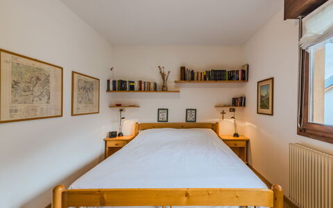 Ginepro: Bett, Möbel, Interior Design, Schlafzimmer, Bedding, Wand, Bettdecke, Flooring, Fussboden, Holz