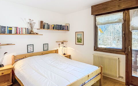 Ginepro: Bett, Möbel, Interior Design, Schlafzimmer, Wand, Bedding, Bettdecke, Flooring, Holz, Fussboden