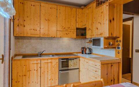 Ginepro: Holz, Cabinetry, Küche, Schrank, Schublade, Countertop, Decke, Holzbeize, Major Appliance, Küchengerät