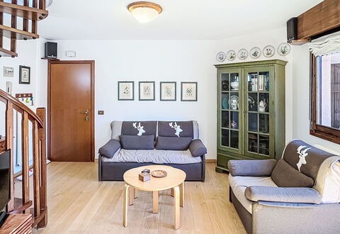 Ginepro: Möbel, Interior Design, Flooring, Fussboden, Holz, Couch, Zimmer, Decke, Wohnzimmer, Tabelle